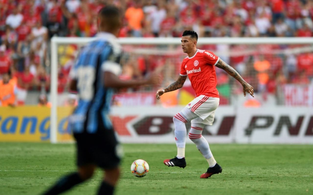 VICTOR CUESTA - Internacional (C$ 10,70) - Boa chance de não sofrer gol contra o Atletico-GO no Beira-Rio. Ainda não se destacou em desarmes, mas tem crédito com os cartoleiros. Também tem grandes chances de valorizar.  