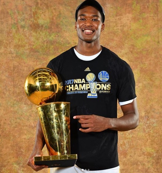 Damian Jones - Atualmente jogando pelo Atlanta Hawks, o pivô fez somente dez partidas pelo Golden State Warriors naquela temporada. Ficou por lá até a campanha passada, sem muito brilho. Somou 49 jogos pela equipe em três anos.