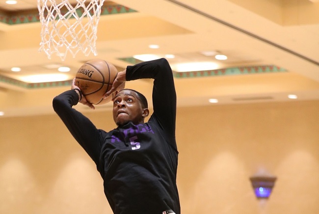 15- De'Aaron Fox (Sacramento Kings) Em seu terceiro ano na NBA, Fox já é o líder do Kings, com sobras. O armador, quinta escolha do draft de 2017, possui 20.4 pontos, 6.8 assistências, 4.0 rebotes e 1.4 roubada. O arremesso de três, no entanto, caiu de 37.1% em 2018-19 para 30.7% na atual temporada