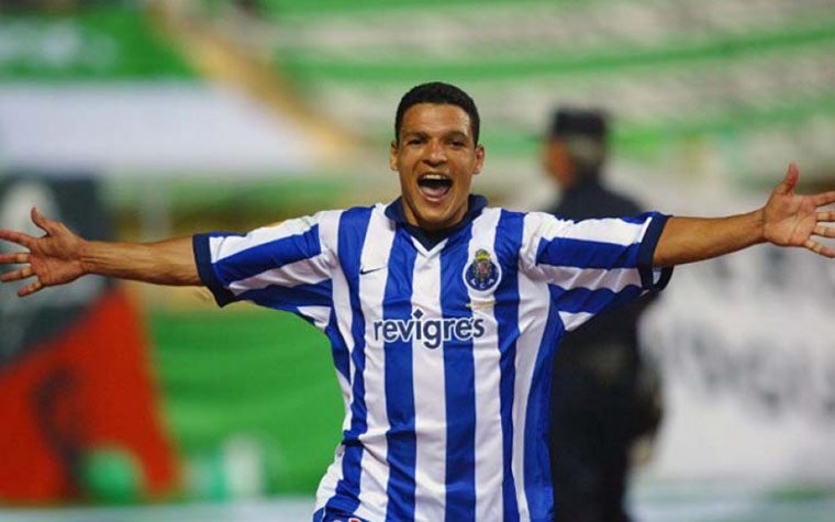 DERLEI - Foram 39 gols e 92 partidas com a camisa do Porto. O artilheiro brasileiro Derlei fez história com a camisa do Porto, ganhando o Mundial de Clubes e a Champions League. Assim virou um dos grandes ídolos do Porto. Mas nunca brilhou no futebol brasileiro.