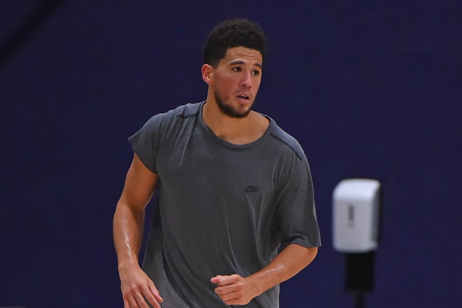 5- Devin Booker (Phoenix Suns) Dono de um repertório ofensivo muito bom, o ala-armador é o grande nome da equipe do Arizona. Em 2019-20, Booker foi para o Jogo das Estrelas pela primeira vez na carreira e possui 26.1 pontos, 6.6 assistências, 4.2 rebotes e converteu 36% dos arremessos de três