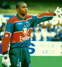 Outra bastante marcante foi a camisa de  goleiro azul e vermelha, que ele utilizou na Raposa.