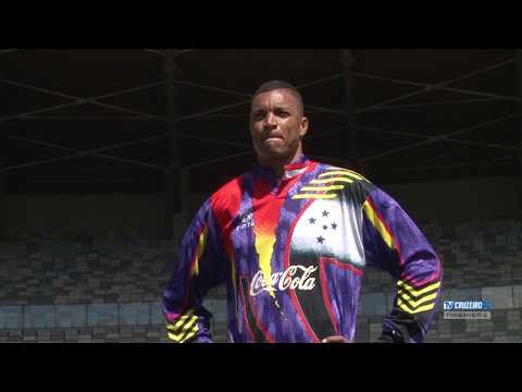 Dida foi outro goleiro que utilizou uniformes marcantes no Cruzeiro. Esse foi o modelo utilizado na conquista da Libertadores de 1997.