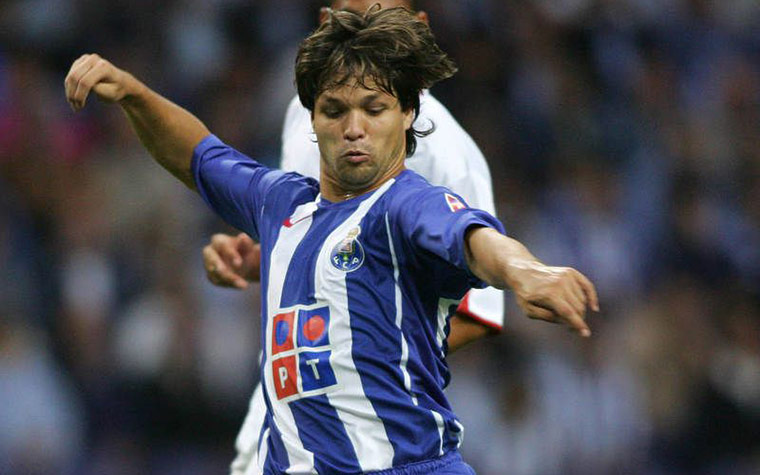 DIEGO - Outro brasileiro campeão da Champions de 2004 pelo Porto foi o meia Diego, hoje no Flamengo. Chegou com status de substituto de Deco e conquistou o título mundial diante do Once Caldas da Colômbia em 2004. Mas entregou menos do que esperava dele. Mesmo assim tem lugar de destaque.