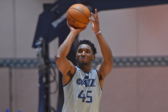 6- Donovan Mitchell (Utah Jazz) Um dos afetados pelo coronavírus, o ala-armador faz, em sua terceira temporada da carreira, números similares aos do ano passado. Mitchell é o cestinha do Jazz em 2019-20 e possui 24.2 pontos, 4.4 rebotes, 4.2 assistências e acertou 36.4% de longa distância