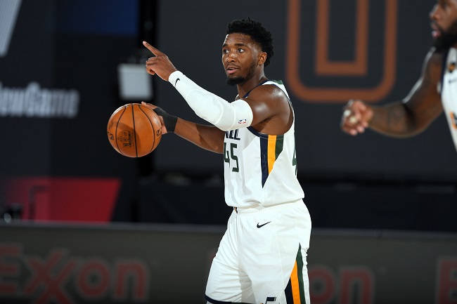 18- Donovan Mitchell (Utah Jazz) Grande nome da equipe de Salt Lake City, o ala-armador vem de outra grande temporada na NBA, com médias de 24.2 pontos, 4.4 rebotes e 4.2 assistências. Ele teve coronavírus (pegou de Gobert), os dois entraram em choque e a diretoria precisou intervir