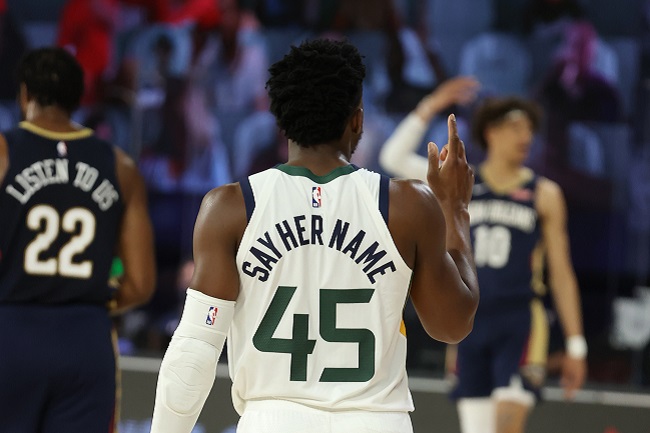 Donovan Mitchell (Utah Jazz) usa as inscrições Say Her Name (Diga o nome dela, em português). Jogadores da NBA puderam escolher nomes que pudessem simbolizar apoio ao movimento Black Lives Matter (Vidas Negras Importam), na luta contra a brutalidade racial e injustiça social. Mitchell obteve 20 pontos, cinco rebotes, cinco assistências e três roubadas