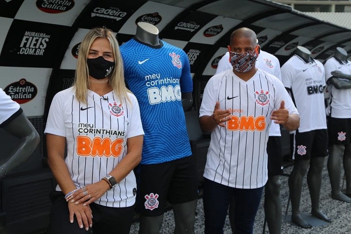 No local, os torcedores também puderam estar perto de personalidades do clube como Milene Domingues, embaixadora do futebol feminino, e Marcelinho Carioca, ídolo corintiano.