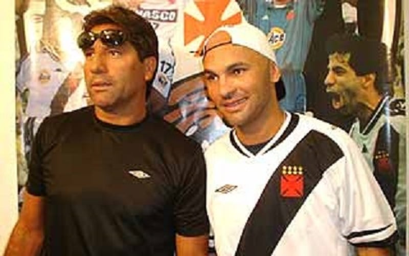 Fábio Baiano - Vasco (2006) Cria da base do Flamengo, Fábio Baiano chegou no Vasco em 2006 por um pedido do técnico da época Renato Gaúcho. O jogador teve o contrato rescindo após sofrer muito pressão da torcida vascaína, que não aceitava a chegada do jogador identificado com o maior rival. 