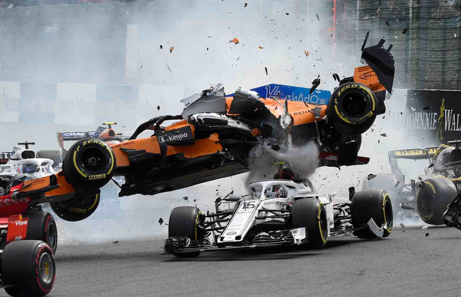 Novo acidente assustador para Alonso, agora em Spa-Francorchamps