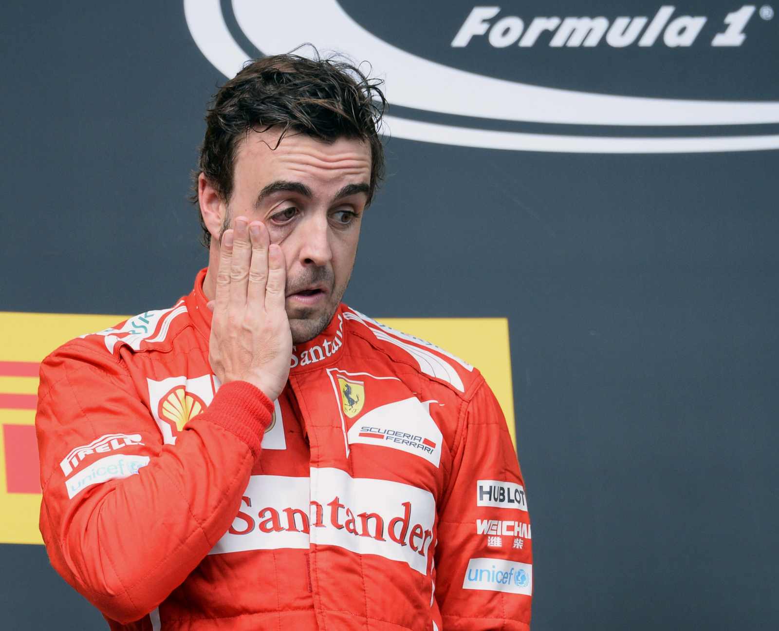 6 - FERNANDO ALONSO ULTRAPASSA MASSA - Durante o campeonato de 2010, Alonso se viu em uma situação desafiadora em Hockenheim ao não conseguir ultrapassar seu companheiro de equipe Massa. Frustrado, Alonso expressou sua insatisfação pelo rádio da equipe, considerando a situação “ridícula”. A equipe demorou algumas voltas para responder, mas finalmente emitiu a agora famosa ordem: "Fernando é mais rápido que você". Massa, marcando o aniversário de um ano de seu grave acidente durante os treinos para o GP da Hungria de 2009, permitiu que Alonso passasse, resultando na vitória do espanhol na corrida. No entanto, esta decisão foi recebida com desaprovação pelos fãs e revelou-se particularmente difícil para Massa.