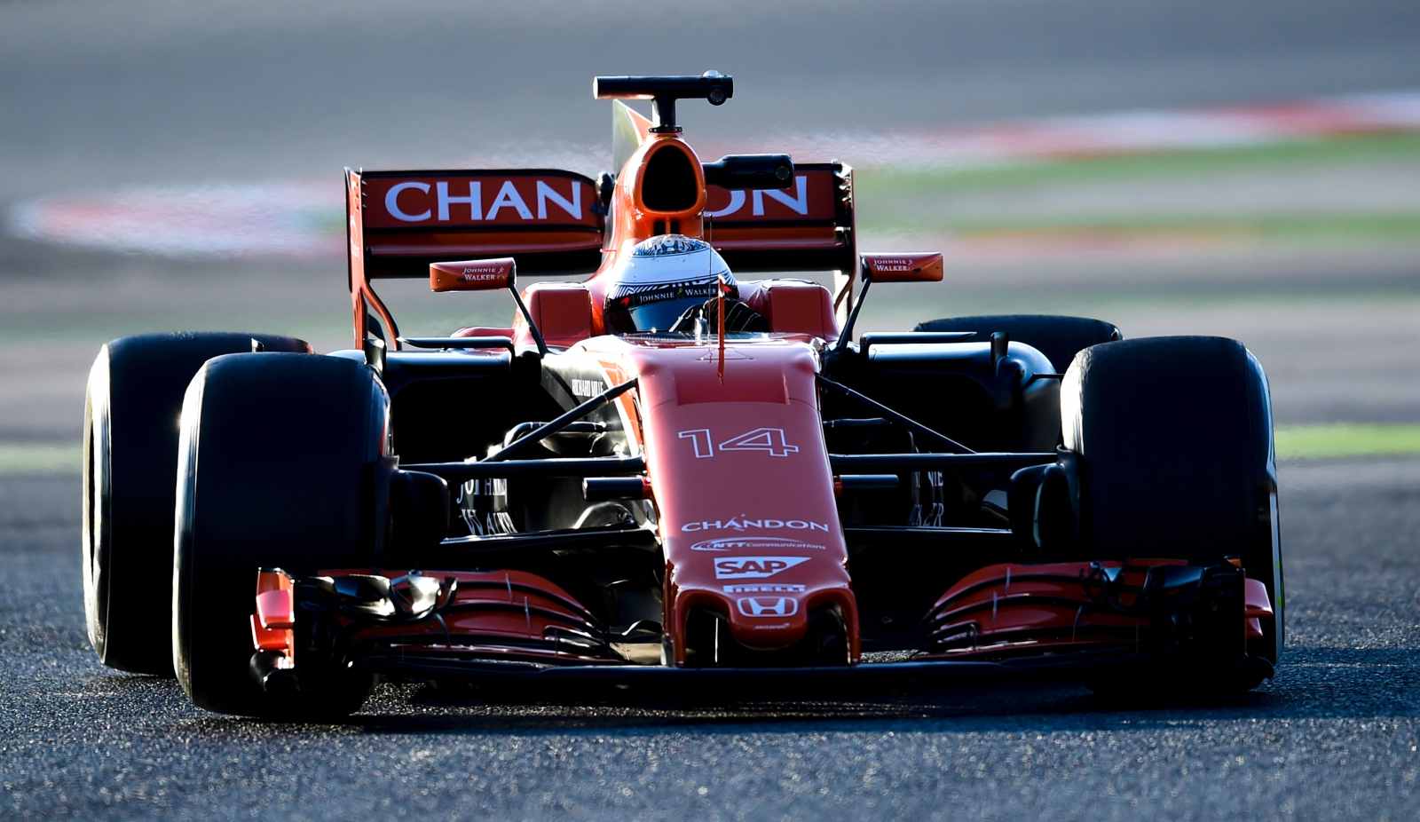 Em sua estreia pela McLaren, Alonso chegou a ser batido por Button