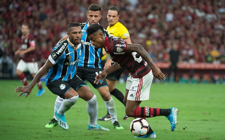 FLAMENGO 5x0 GRÊMIO - A semifinal da Copa Libertadores foi apimentada por trocas de farpas entre Jorge Jesus e Renato Gaúcho. Mas no jogo decisivo no Maracanã, o Rubro-Negro desmontou qualquer chance dos gremistas com um sonoro 5 a 0. O bi da Libertadores ficava mais próximo.