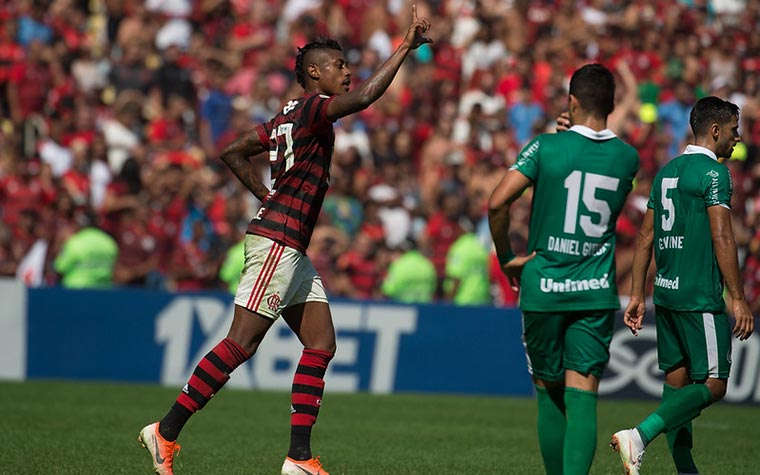 FLAMENGO 6x1 GOIÁS - A estreia do Mister no comando do Flamengo no Maracanã. Em um jogo na manhã de domingo, a equipe chegou a passar por apuros diante do Esmeraldino. Mas na reta final deslanchou e sapecou uma goleada.
