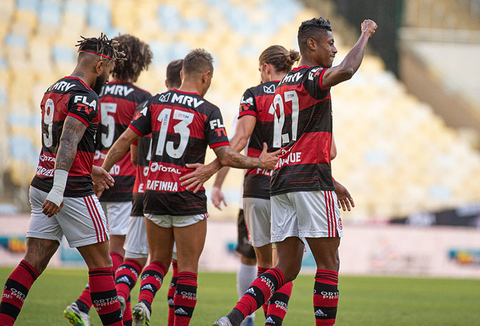 Bruno Henrique marcou os dois gols do Flamengo na vitória sobre o Volta Redonda por 2 a 0, que classificou o time para a final da Taça Rio. O atacante agora tem 43 gols com a camisa rubro-negra, mesmo número alcançado por Guerrero, porém, com menos jogos que o peruano. Os dois dividem a 8ª posição no ranking de artilheiros do Flamengo neste século. Confira o top 15!