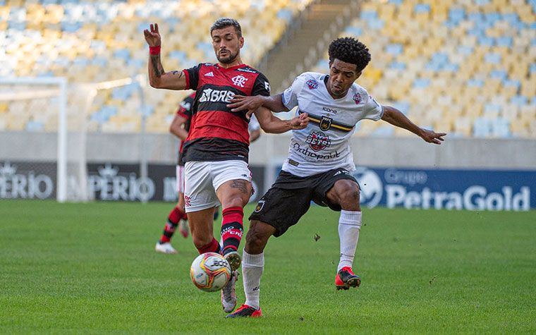 VOLTA REDONDA | SOBE - Ao ser dominado durante todo jogo, o Volta Redonda tentou explorar o contra-ataque, mas não teve êxito. O grande destaque da equipe foi o goleiro Douglas Borges, que fez boas defesas no primeiro tempo, evitando que o Flamengo ampliasse o marcador. Na segunda etapa, fechou o gol e evitou que sua equipe fosse goleada no Maracanã. / DESCE - O destaque negativo é que o Volta Redonda foi amplamente dominado durante toda partida. Após não conseguir incomodar a defesa do Flamengo, o time não teve poder de reação diante da qualidade adversária. Ao longo do jogo, foram apenas dois chutes a gol e em determinados momentos o time não passava do meio-campo. No fim, tentou diminuir na base de bolas alçadas na área, mas faltou qualidade. 