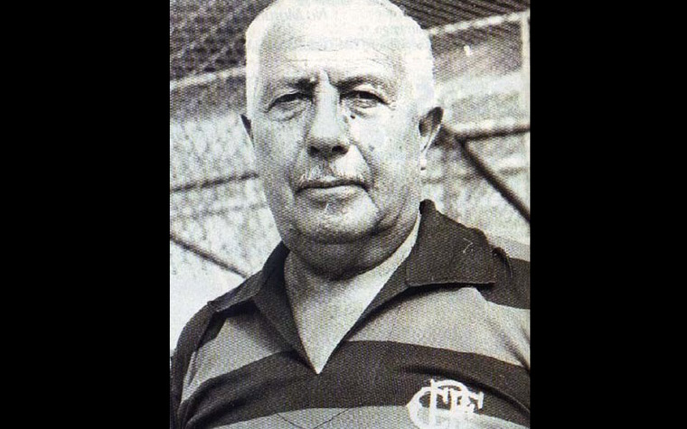 MANUEL FLEITAS SOLICH Paraguai – Treinador  Fleitas Solich dedicou 53 anos ao futebol profissional, como jogador e depois como treinador. É de longe o estrangeiro que comandou o Flamengo por mais tempo. Foram 504 jogos ao longo de quatro passagens pela Gávea. A primeira foi no tricampeonato de 53,54 e 55. A última em 1971, quando encerrou a carreira.