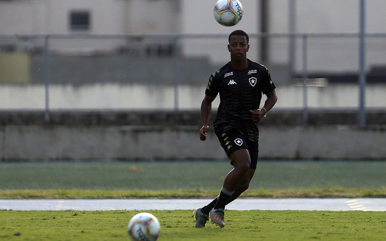 Ênio (Atacante/Ponta) - Ênio foi o principal destaque do time sub-20 no ano passado e isso o recompensou: o atacante tem três jogos pelo time principal do Alvinegro na atual temporada. Integrado aos profissionais desde o retorno das atividades presenciais, o atleta é conhecido pelos dribles curtos e velocidade nos lados do campo.