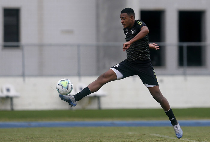 Marquinhos (Atacante/Ponta) - Convocado para a Seleção Brasileira sub-17 no ano passado, Marquinhos foi integrado ao sub-20 do Botafogo em 2020. Com destaque, marcou um gol no Brasileirão da categoria, paralisado por conta do COVID-19. É marcado pela velocidade e dribles.