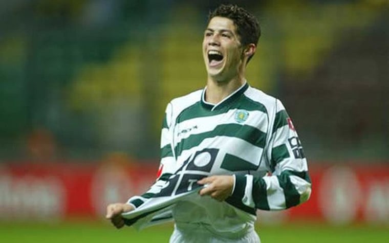 SUPERTAÇA DE PORTUGAL - Foi o primeiro troféu profissional de Cristiano Ronaldo, pode-se dizer. Conquistou a edição de 2002, quando defendia o Sporting, aos 17 anos de idade. A Supertaça de Portugal é um troféu que desde 1979 se disputa todos os anos entre o campeão português da temporada e o vencedor da Taça de Portugal.