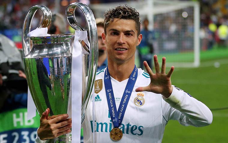 Depois de fazer história no Manchester United, Cristiano Ronaldo foi para o Real Madrid e, lá, como já era esperado, continuou a trilhar um caminho mágico: quatro Ligas dos Campeões, três Mundiais, dois Espanhóis e outros inúmeros títulos. Depois que ele se foi em 2018, porém, a equipe jamais encontrou substituto à altura e só conquistou a LaLiga desta temporada.