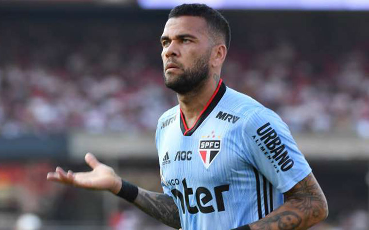 Daniel Alves sempre foi estiloso e sem papas na língua. Agora, o jogador do São Paulo repercutiu negativamente após aparecer tocando instrumentos musicais em uma aglomeração, enquanto se recupera de uma lesão no antebraço. Confira a seguir outras polêmicas envolvendo o jogador!