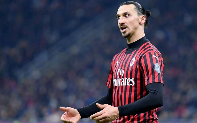 MORNO - Ibrahimovic ainda não resolveu seu futuro. De acordo com a imprensa italiana, o atacante sueco fez uma contraproposta muito elevada à oferta feita pelo Milan, que ofereceram um contrato avaliado em 6 milhões de euros por temporada (cerca de R$ 38 milhões), mas ele pretende receber 7.5 milhões de euros (aproximadamente R$ 47 milhões).