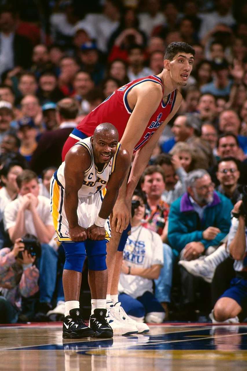 1- Gheorge Muresan (2,31 metros) - O romeno foi o mais alto a atuar na NBA. Muresan passou por Washington Bullets e New Jersey Nets entre 1993 e 2000, com médias de 9.8 pontos, 6.4 rebotes e 1.5 bloqueios. Eleito o jogador que mais evoluiu em 1996, ele participou do filme Meu Gigante Favorito, em 1998