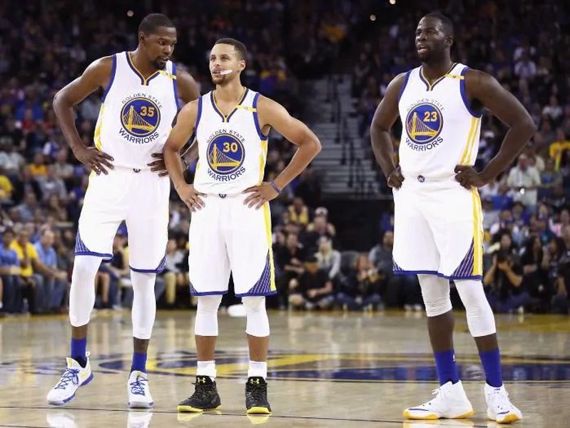 O Golden State Warriors de 2016-17 foi considerado pelo site Bleacher Report como o melhor time de todos os tempos da NBA. Você se lembra daquele elenco?