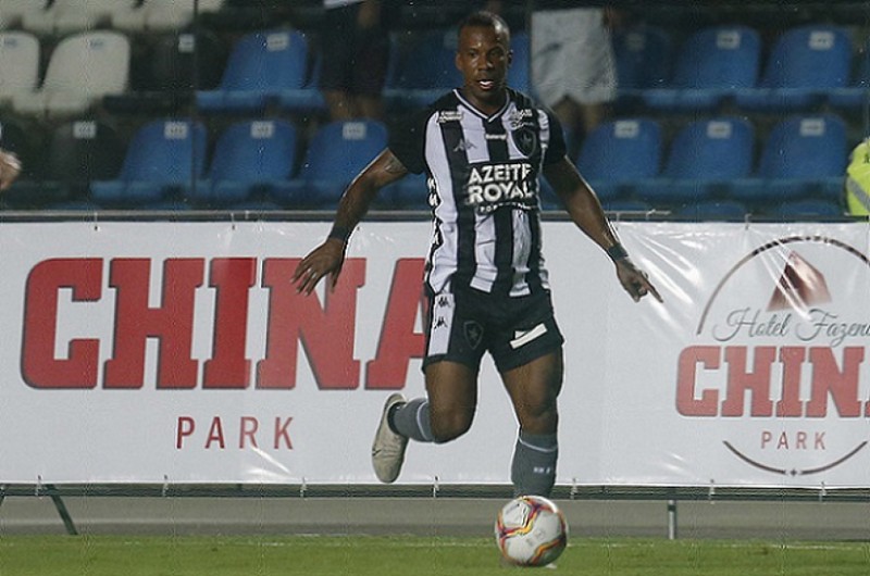 Guilherme é vinculado ao Tombense e tem contrato por empréstimo com o Botafogo até o fim do ano. O jogador pode perder espaço no elenco com a possível chegada de Victor Luis. 
