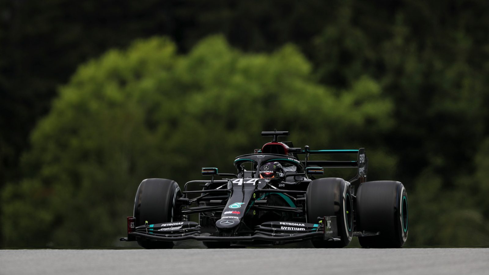 Lewis Hamilton mostrou a nova pintura da Mercedes na pista