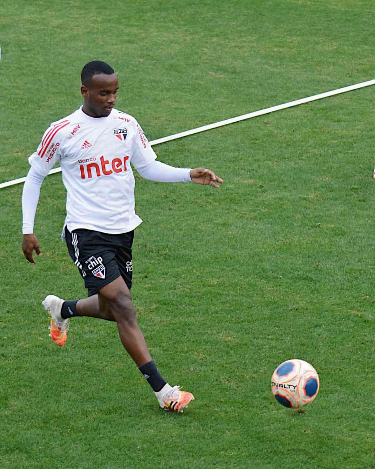 ESQUENTOU - O atacante Helinho está de malas prontas para o Red Bull Bragantino. O jogador foi liberado nesta quinta pelo São Paulo para assinar com o clube do interior de São Paulo e apenas exames médicos e detalhes do contrato impedem o anúncio da contratação, por empréstimo, até o fim da temporada.