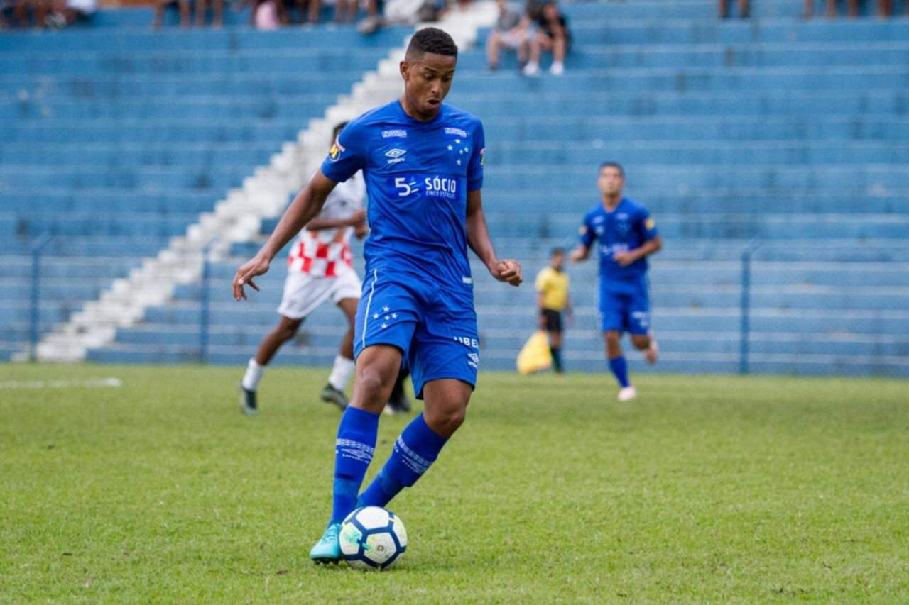 ESQUENTOU - O Cruzeiro pode perder o terceiro jogador para o Red Bull Bragantino em menos de um ano. Depois do lateral-direito Weverton e do zagueiro Fabrício Bruno, o clube paulista pode ser o destino do volante Jadsom Silva, que está em litígio judicial com a Raposa, requerendo a rescisão indireta do seu vínculo com o clube.