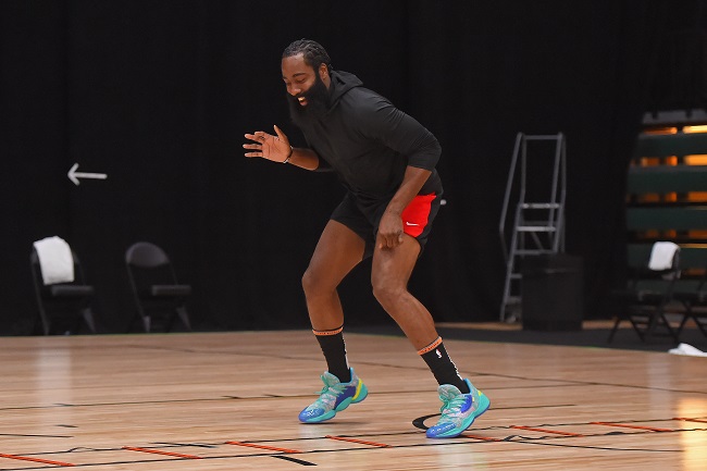 O astro James Harden, da NBA, foi flagrado sem máscara em uma festa em dezembro de 2020. O jogador de basquete foi punido pelo Houston Rockets, seu clube à época, em 50 mil dólares.