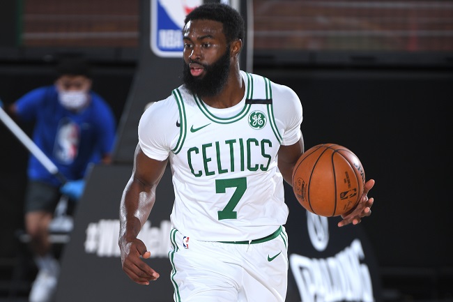 Após a derrota em seu primeiro jogo-treino, contra o Oklahoma City Thunder, Jaylen Brown reconheceu ter tido uma outra perspectiva da condição do elenco do Boston Celtics. “Nós não estamos em uma condição física tão boa quanto imaginávamos”, admitiu o ala.