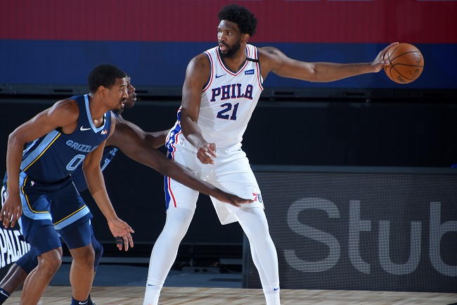 9- Joel Embiid (Philadelphia 76ers) O pivô voltou a ter problemas físicos durante a temporada e segue sem atuar por uma campanha inteira. Embiid é melhor dentro do garrafão, mas sai muito para a linha de três pela timidez de Ben Simmons para fazer o mesmo. Em 2019-20, faz 23.4 pontos, 11.8 rebotes e 1.3 bloqueio