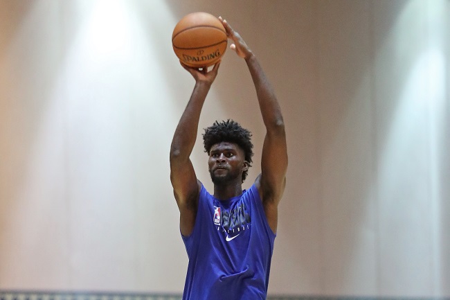 24- Jonathan Isaac (Orlando Magic) Em 2019-20, Isaac sofreu com lesões e esteve em quadra em apenas 32 oportunidades. O atleta é um dos melhores defensores da NBA, mesmo aos 22 anos. Ele produziu 12.0 pontos, 6.9 rebotes, 2.4 bloqueios e 1.6 roubada