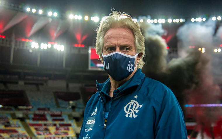 MORNO - Enquanto a diretoria do Flamengo confia na permanência de Jorge Jesus no clube - o presidente Rodolfo Landim disse que o Mister é aguardado na terça, na reapresentação do time após o título estadual -, a imprensa de Portugal segue noticiando o interesse do Benfica no treinador. Segundo publicação do jornal "A Bola", o treinador já manifestou o desejo de levar os sete profissionais que formam a sua comissão técnica ao clube português.