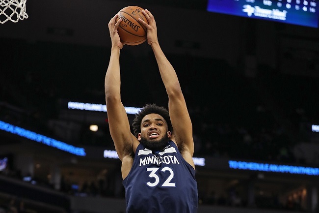 2- Karl-Anthony Towns (Minnesota Timberwolves) Aos 24 anos, o pivô completou a sua quinta temporada na NBA e já contabiliza duas convocações para o All Star Game. Talentoso ofensivamente, Towns ainda peca na defesa e obteve médias de 26.5 pontos, 10.8 rebotes, 4.4 assistências e acertou 41.2% de três