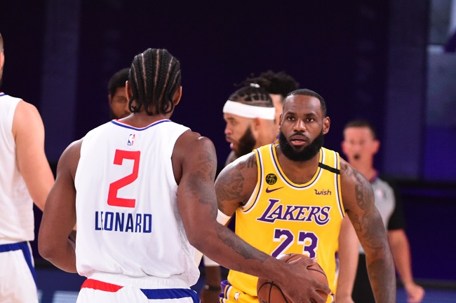 O confronto mais esperado da noite tinha, até o início do jogo, Kawhi Leonard (Los Angeles Clippers) e LeBron James (Los Angeles Lakers) como protagonistas. No entanto, Leonard teve um primeiro tempo apagado, enquanto LeBron errou muito no ataque. Brilharam Anthony Davis (Lakers) e Paul George (Clippers)