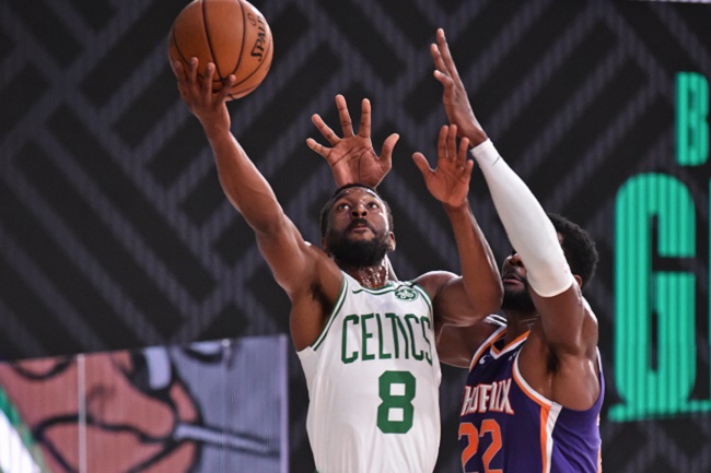 22- Kemba Walker (Boston Celtics) O armador chegou ao Celtics na atual temporada e seguiu eleito para o Jogo das Estrelas. Não precisa ser a única opção ofensiva, como nos tempos de Charlotte Hornets. Ainda convive com uma limitação no joelho, desde fevereiro. Possui médias de 21.2 pontos, 4.9 assistências e 4.1 rebotes