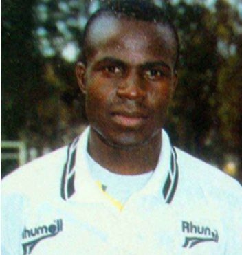 O meia-atacante Kennedy Nagoli, do Zimbábue, vestiu a camisa do Santos, em 1995. 
