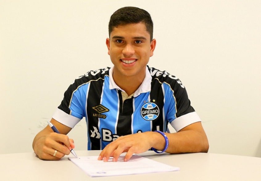 ESQUENTOU - O Botafogo agiu para buscar reforços na posição de lateral-direito. O clube de General Severiano tem acordo encaminhado com o lateral-direito Kevin, de 22 anos, que jogou o primeiro semestre de 2020 no Grêmio.