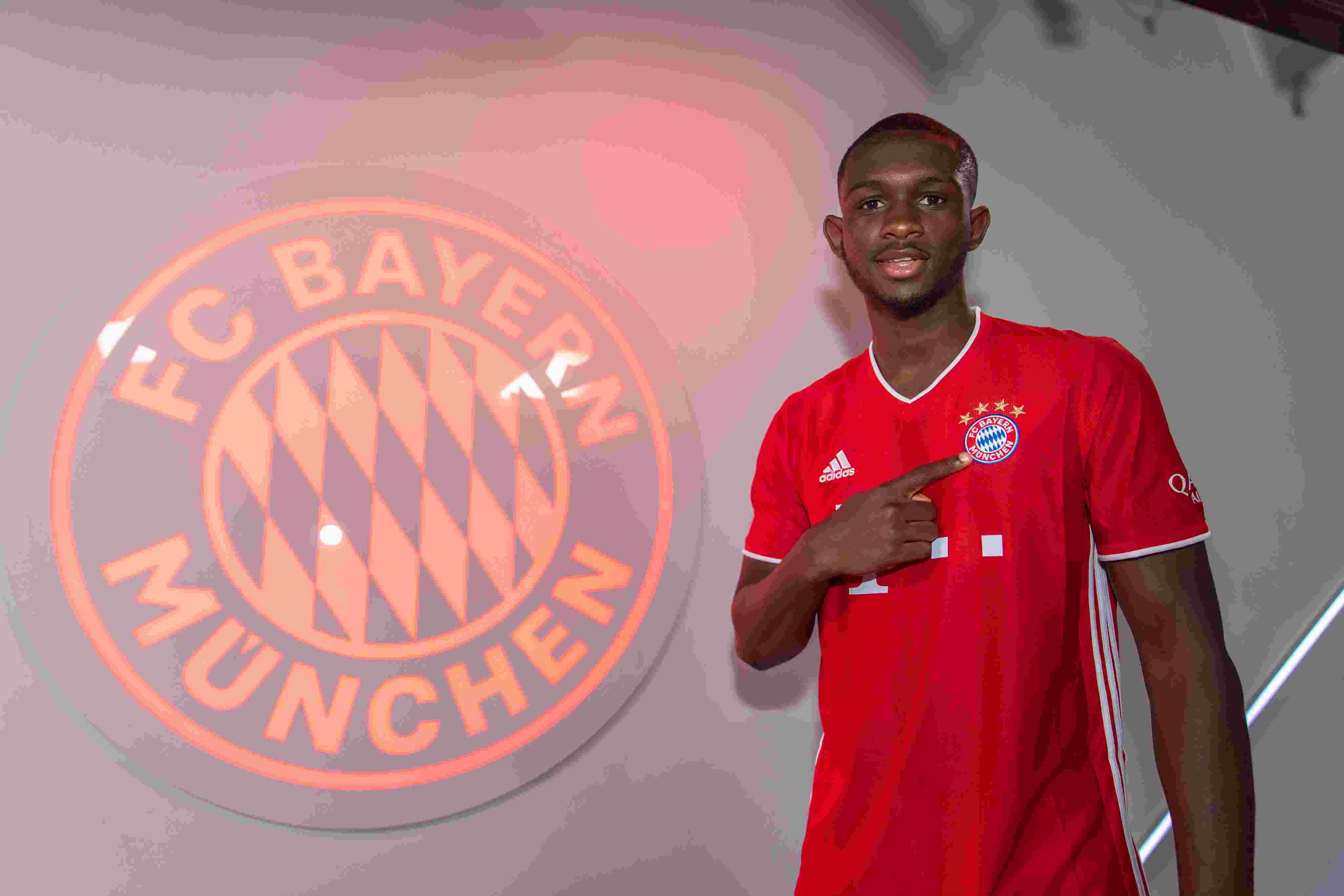 FECHADO - O Bayern de Munique anunciou Tanguy Kouassi como o primeiro reforço para a temporada 2021/2021. O jovem zagueiro de 18 anos saiu do Paris Saint-Germain após fim de contrato e firmou vínculo com os bávaros até 2024. 