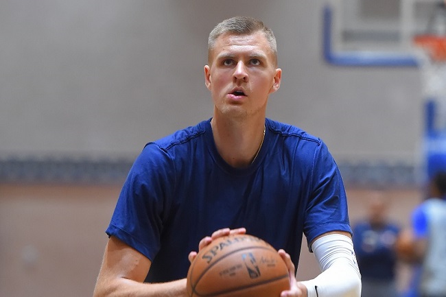 13- Kristaps Porzingis (Dallas Mavericks) Recuperado de lesão que o tirou de toda a temporada passada, o ex-jogador do New York Knicks chegou ao time texano para fazer dupla com Luka Doncic. Em 2019-20, o letão faz 19.2 pontos, 9.5 rebotes, 2.1 bloqueios e converte 34.9% dos arremessos de três