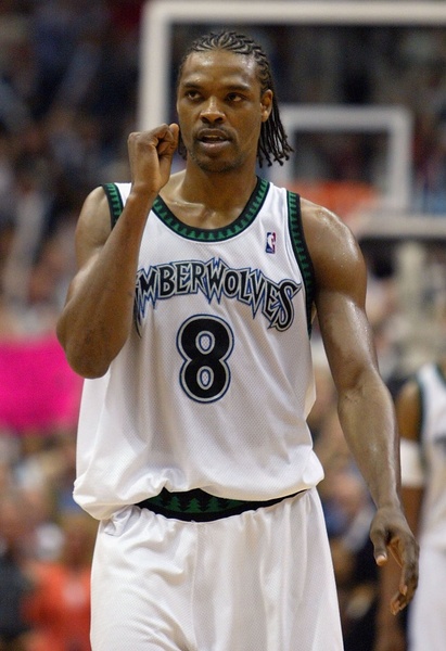 Latrell Sprewell- Ótimo jogador nos anos 90 e início de 2000, Sprewell ficou marcado pela agressão ao então técnico do Golden State Warriors, P.J. Carlesimo. O ex-atleta pegou seu treinador pelo pescoço até que outros colegas conseguiram separar os dois. Posteriormente, não aceitou renovar contrato com o Minnesota Timberwolves porque o valor não seria suficiente para alimentar sua família. Nunca mais voltou às quadras