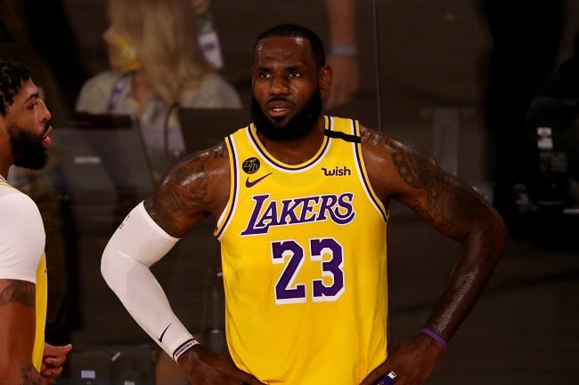 LeBron James (7 votos) - Quatro vezes MVP, o astro liderou o Los Angeles Lakers aos playoffs pela primeira vez desde 2013. O time californiano garantiu o primeiro lugar da conferência Oeste, algo que não acontecia desde 2009-10. Na atual temporada, James possui médias de 25.4 pontos, 10.4 assistências e 8.0 rebotes
