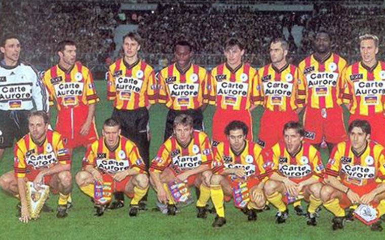 Lens -1997–98 - Outra equipe francesa que conquistou apenas uma vez o campeonato do país foi o Lens. Apesar de poucos títulos, o time é tradicional na França e já conta com cinquenta e cinco participações na primeira divisão nacional.