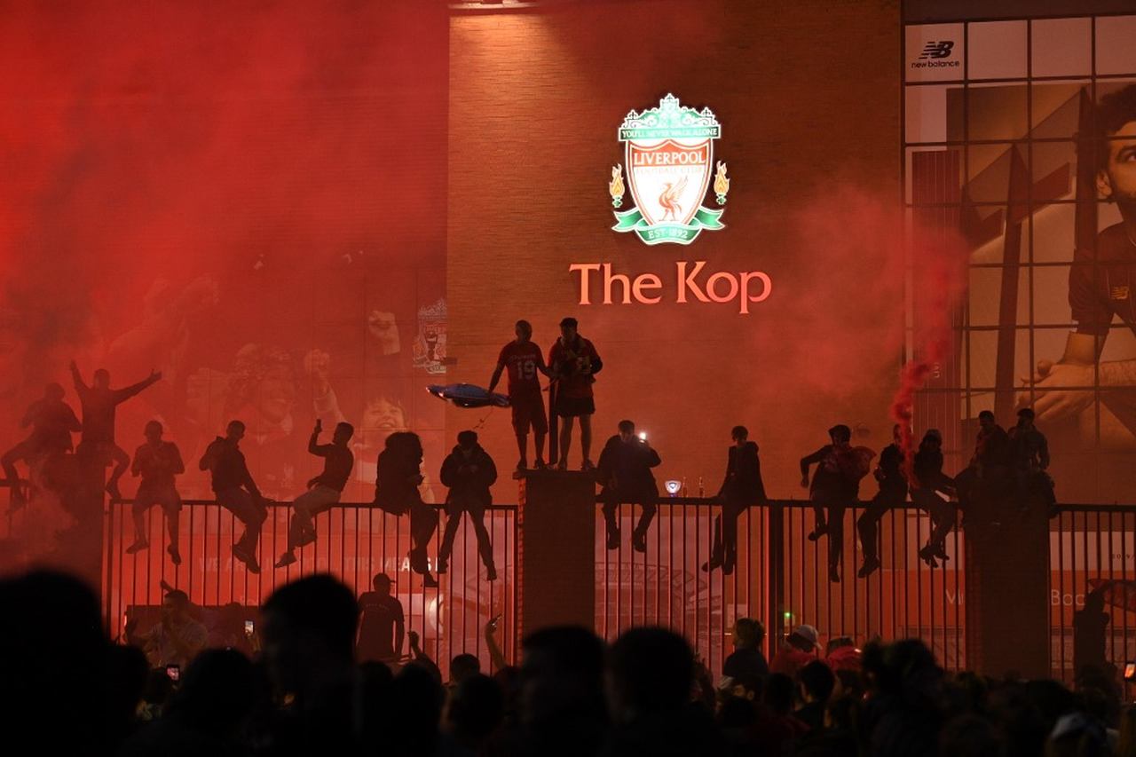 Por conta da pandemia do novo coronavírus, o jogo foi realizado com portões fechados. Porém, os torcedores do Liverpool comemoram do lado de fora do estádio.