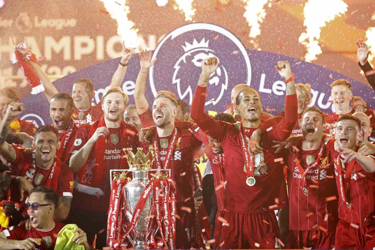 Em um jogo histórico, o campeão inglês Liverpool venceu o Chelsea por 5 a 3, nesta quarta-feira, em partida que marcou a entrega da taça do título ao clube. Confira a seguir imagens da festa dos Reds.